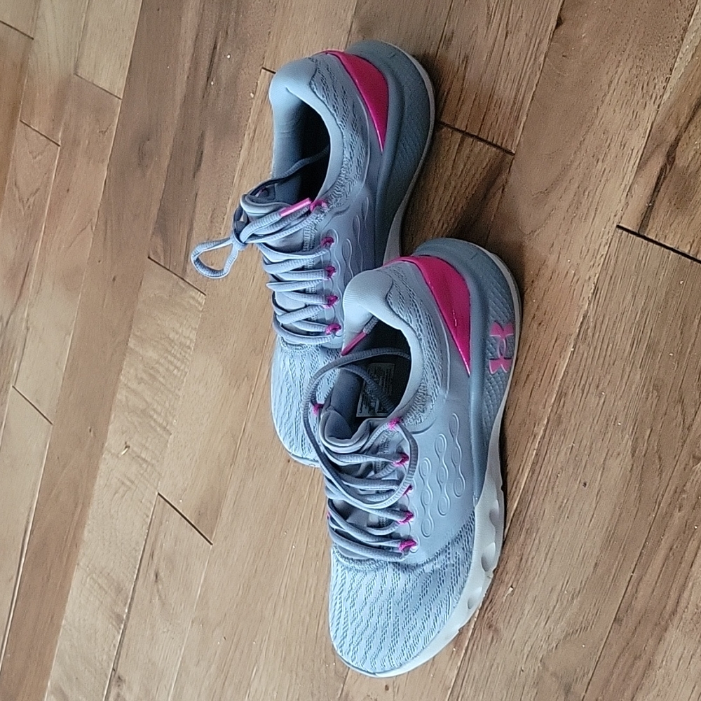 Size 8 women's Under Armour Tennis shoes